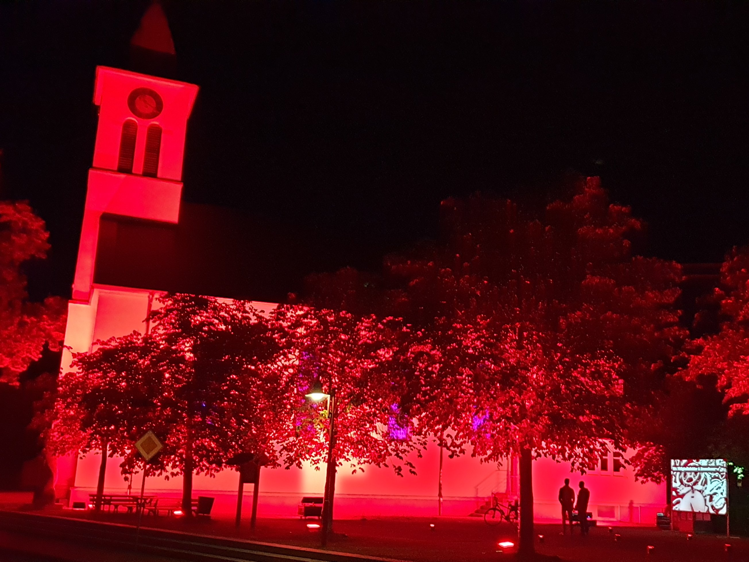 Kulturzentrum &quot;Alte Kirche&quot; rot beleuchtet