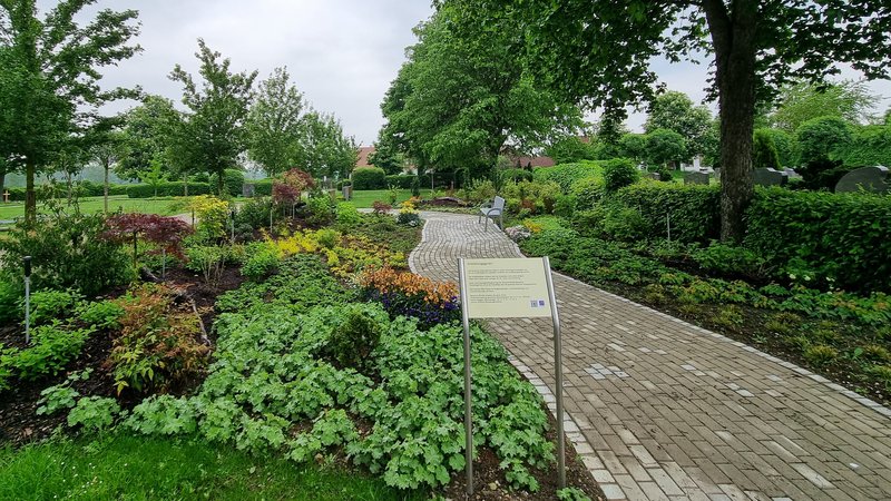 Gärtnergepflegte Grabfelder auf dem Friedhof in Volkertshausen
