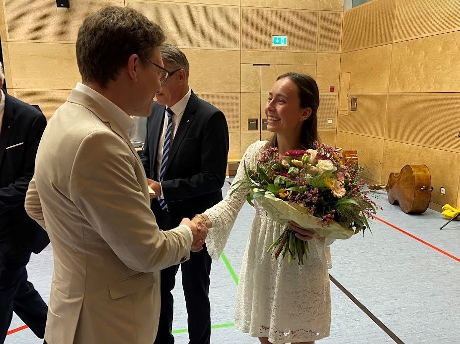 Bürgermeister Marcus Röwer gratulierte Celina Grosch