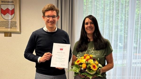 Bürgermeister Röwer überreicht Frau Stefanie Holzki zu Ihrem 25. Dienstjubiläum im öffentlichen Dienst Blumen und eine Urkunde